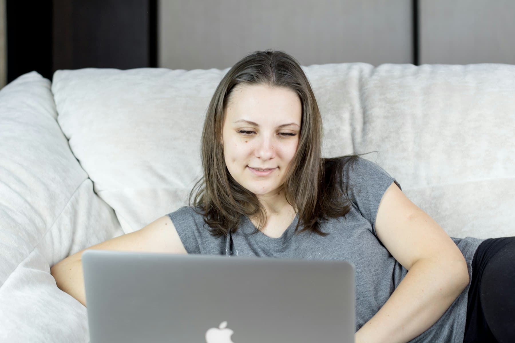 En besökare sitter hemma och researchar inför ett potentiellt köp.