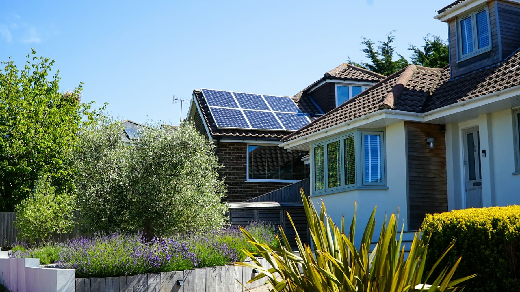 Villa med solceller i sommarljus.